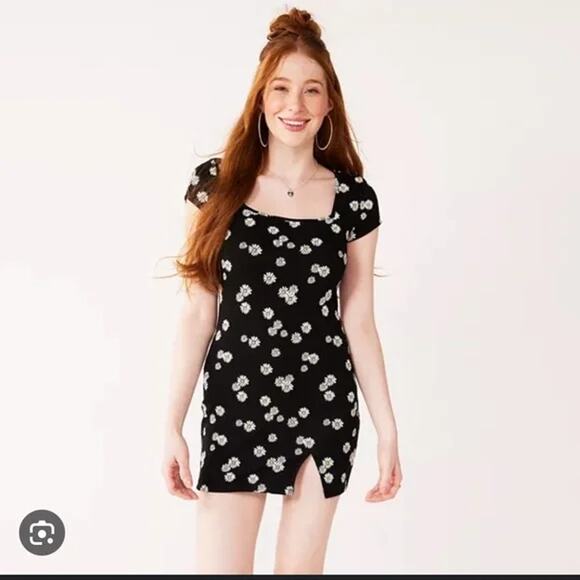 NWT SO Black daisy Floral Square Neck Short Sleeve Mini Dress Womens Size Medium - Picture 1 of 7